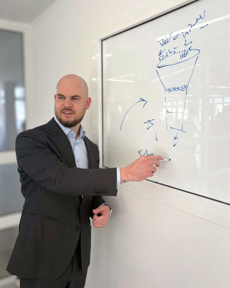 Chris Öhman vid ett whiteboard med diagram över kundserviceresan